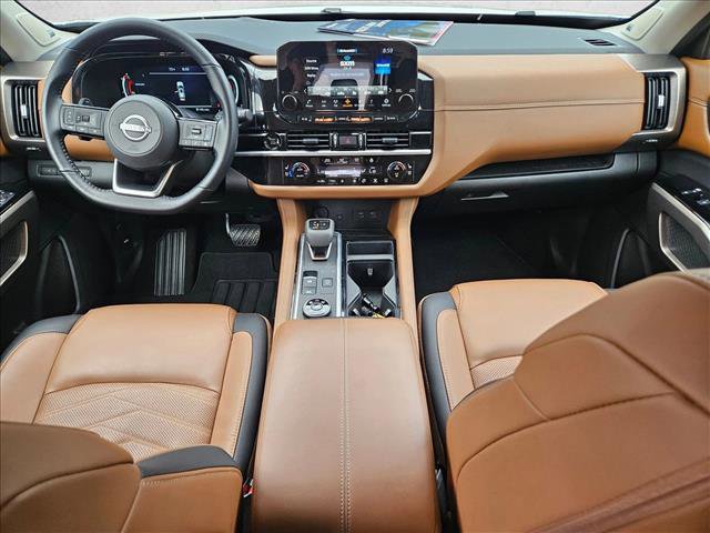 Used 2025 Nissan Pathfinder Platinum image 18