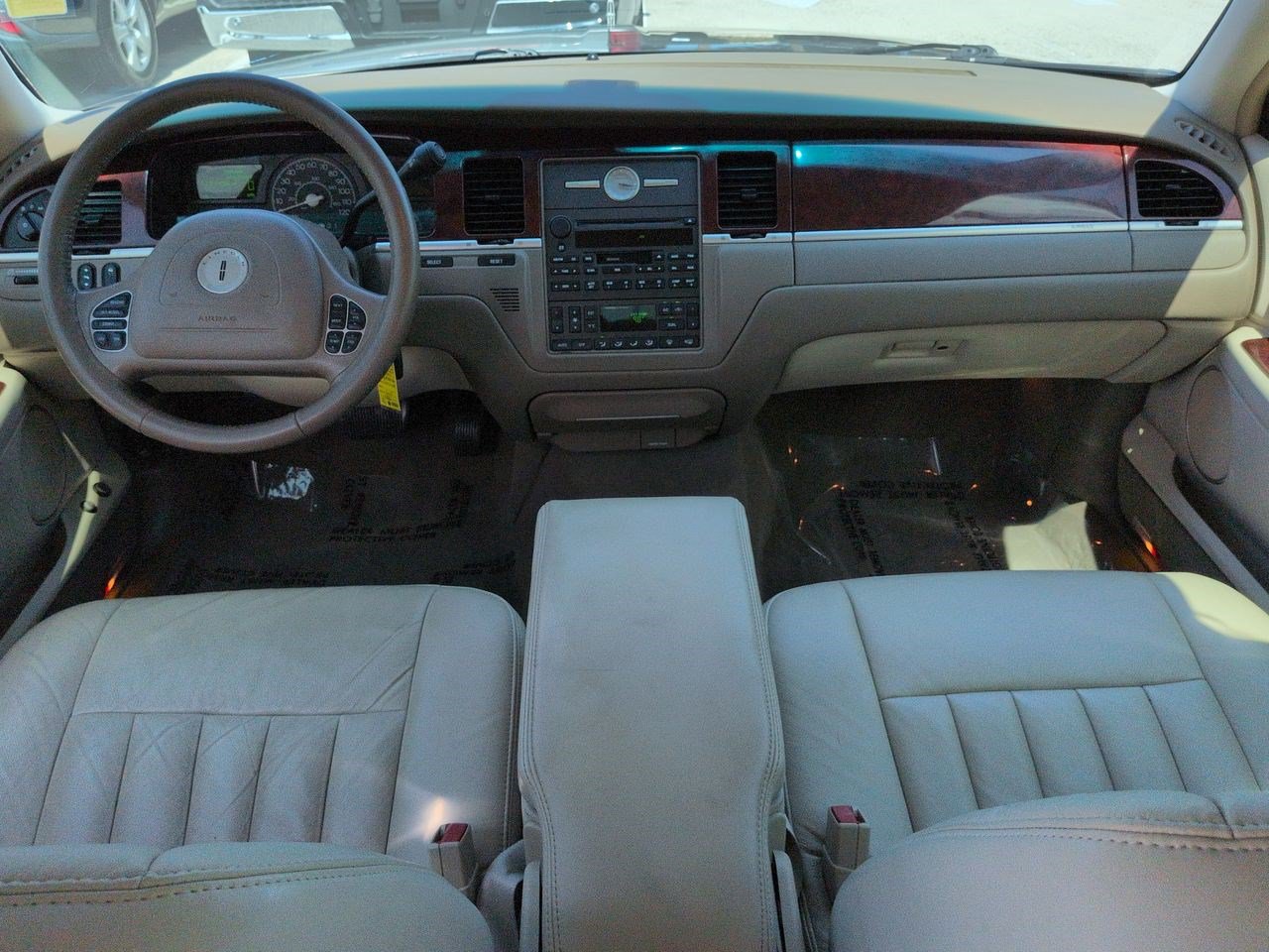 Used 2003 Lincoln Town Car Executive RWD image 15