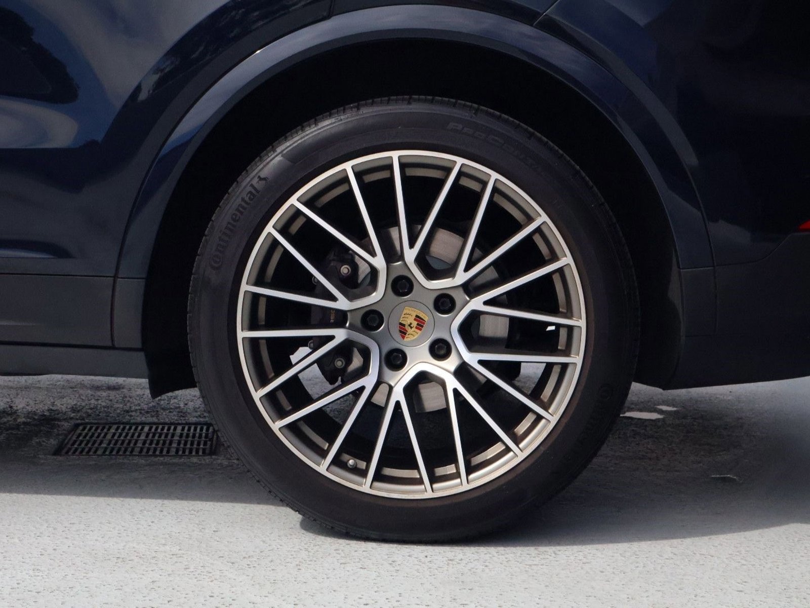 Certified 2023 Porsche Cayenne Platinum Edition w/ Premium Package Plus image 27