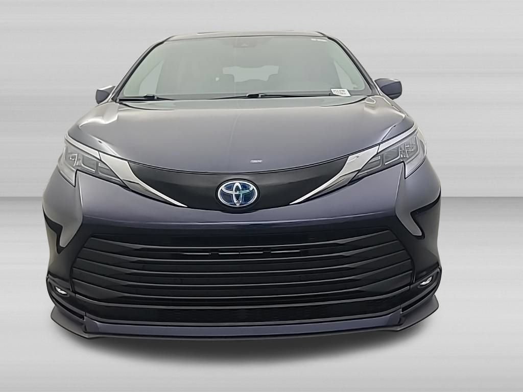 Used 2025 Toyota Sienna XLE FWD image 10