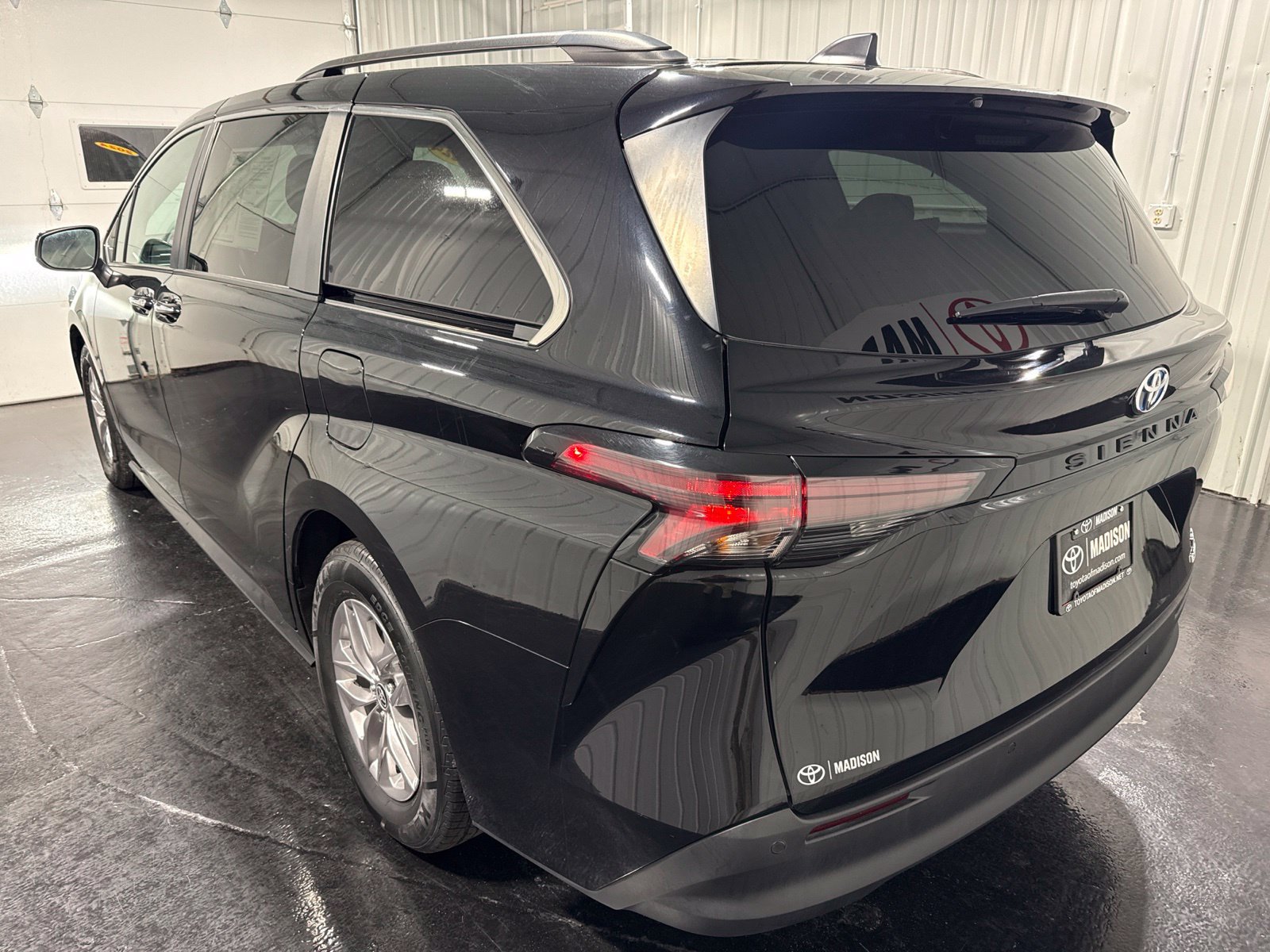 Used 2024 Toyota Sienna XLE FWD image 3