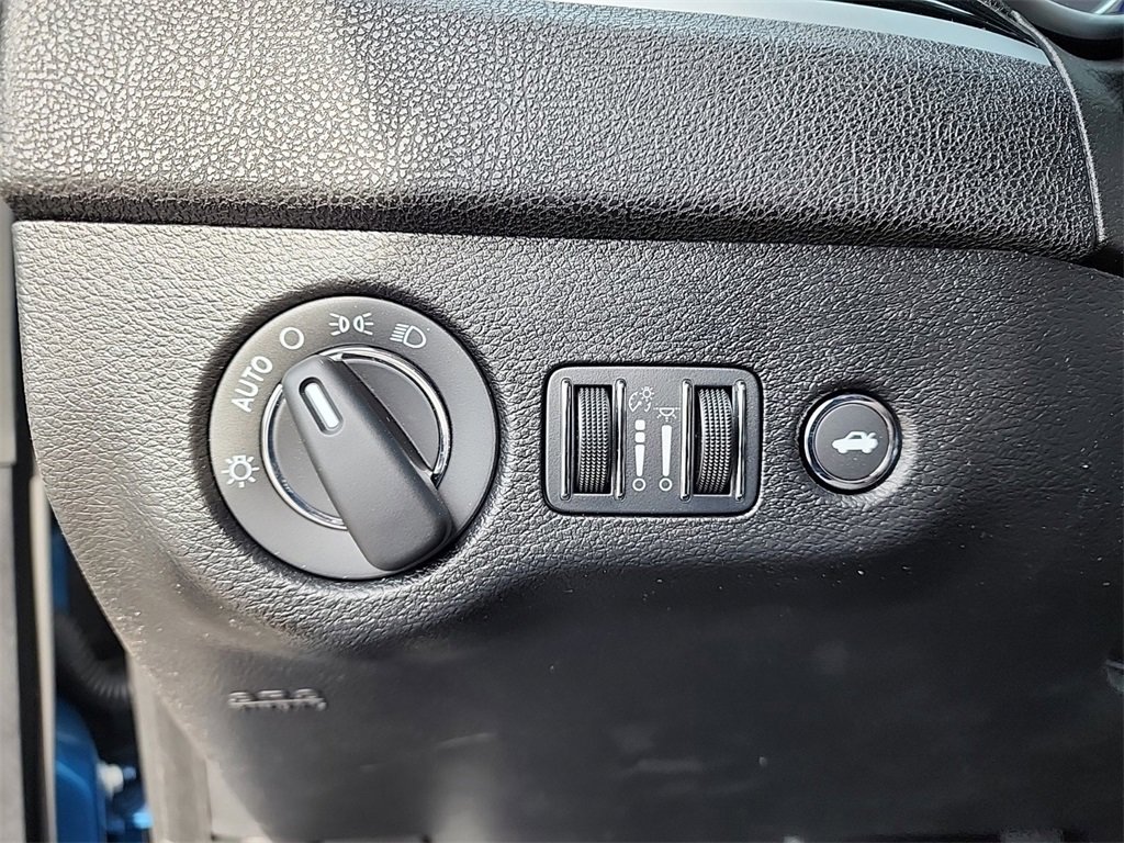 Used 2023 Chrysler 300 Touring w/ Sport Appearance Package image 10