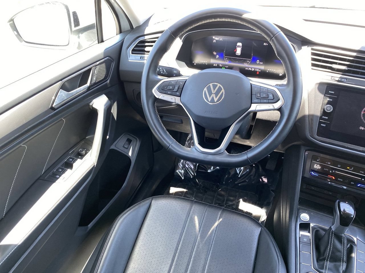 Used 2024 Volkswagen Tiguan SE AWD/4WD image 16