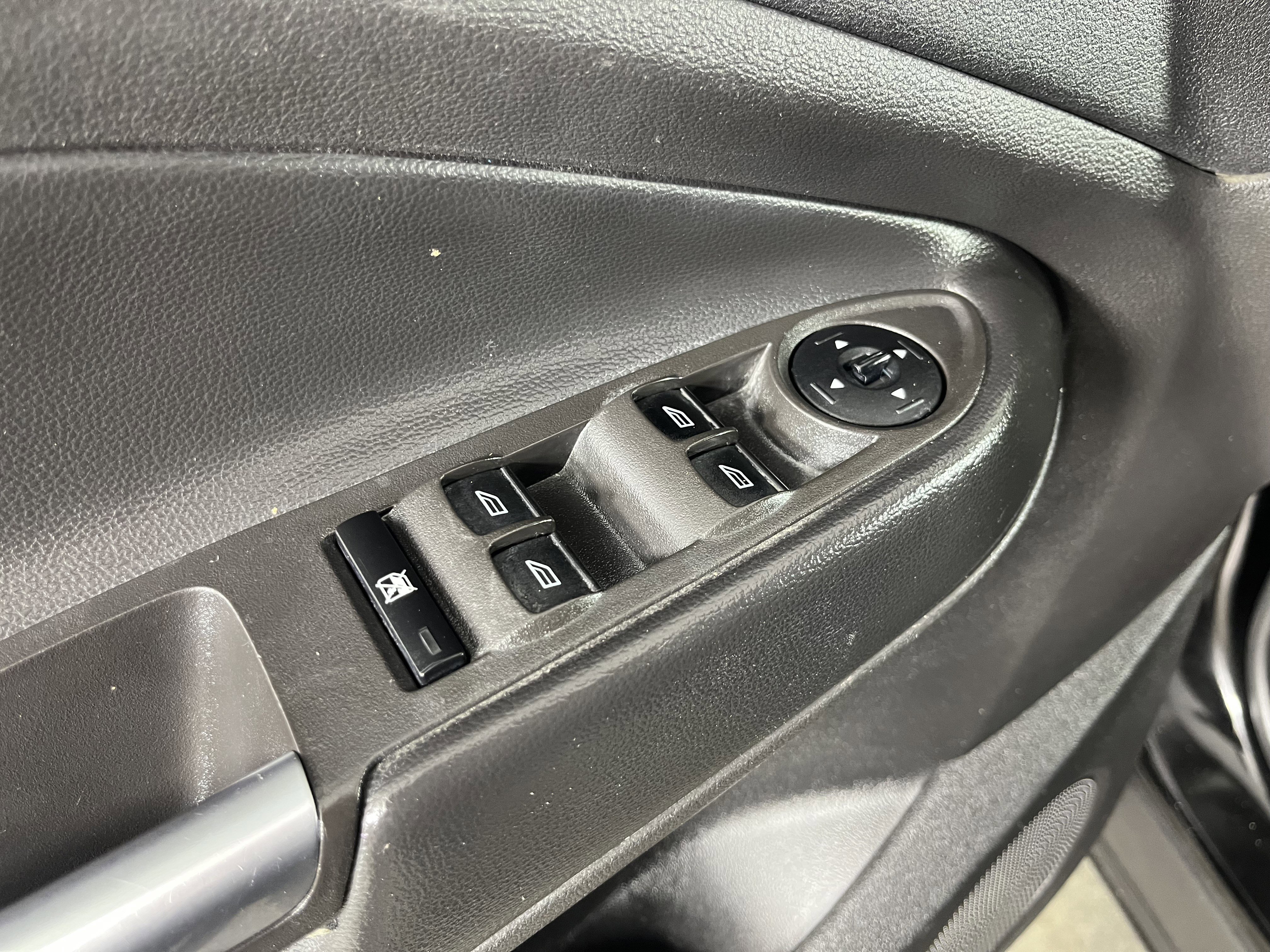 Used 2018 Ford Escape SE w/ SE Sport Appearance Package image 18