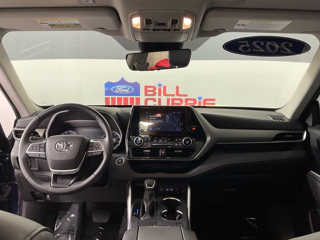 Used 2025 Toyota Highlander XLE FWD image 21