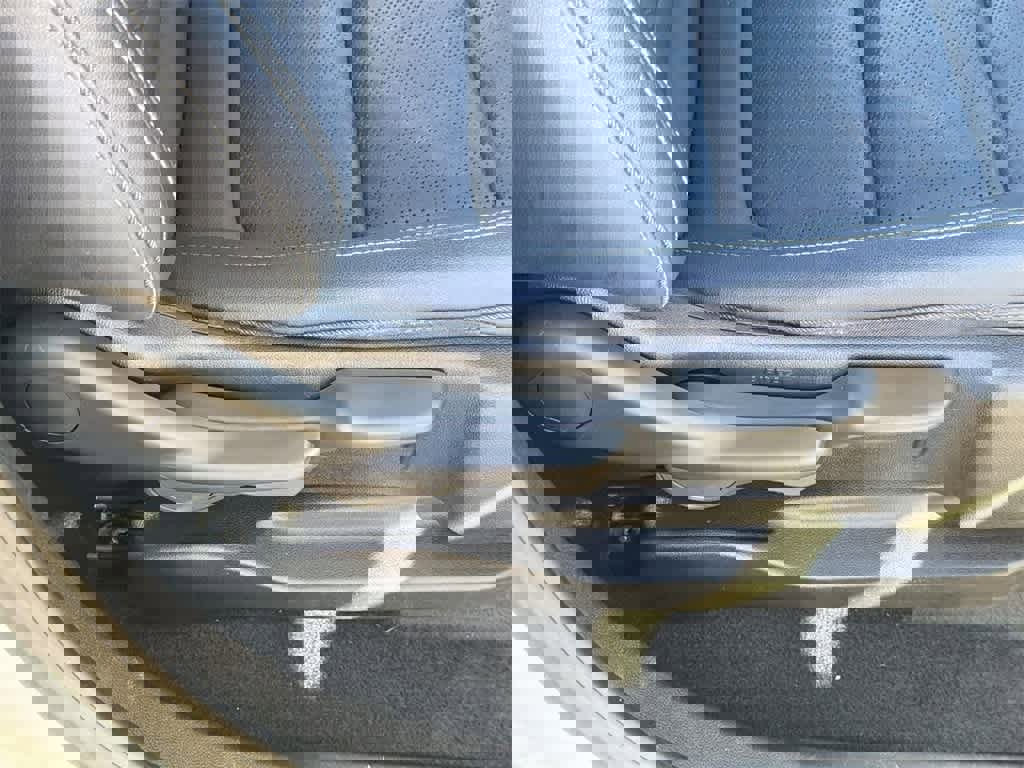 Used 2023 Chevrolet Bolt EUV LT w/ Convenience Package image 32