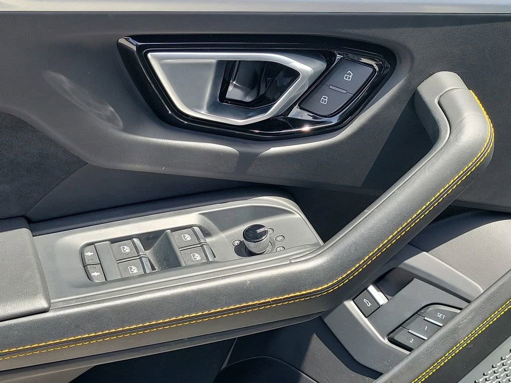 Used 2020 Lamborghini Urus image 24