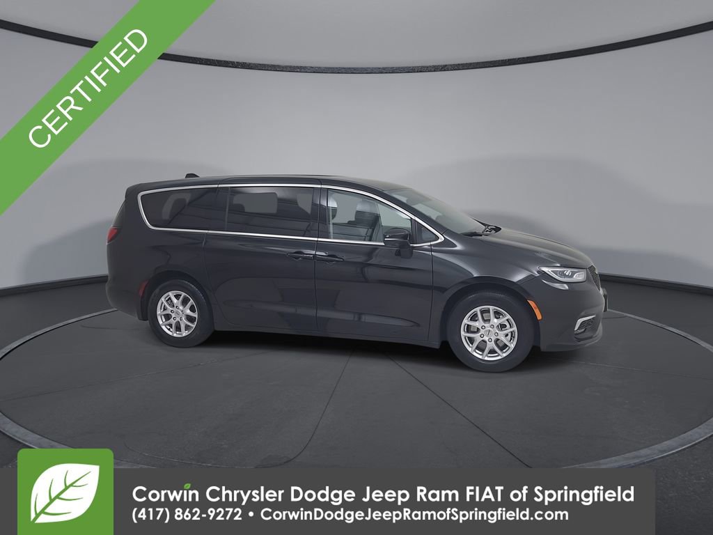 Certified 2023 Chrysler Pacifica Touring-L image 3
