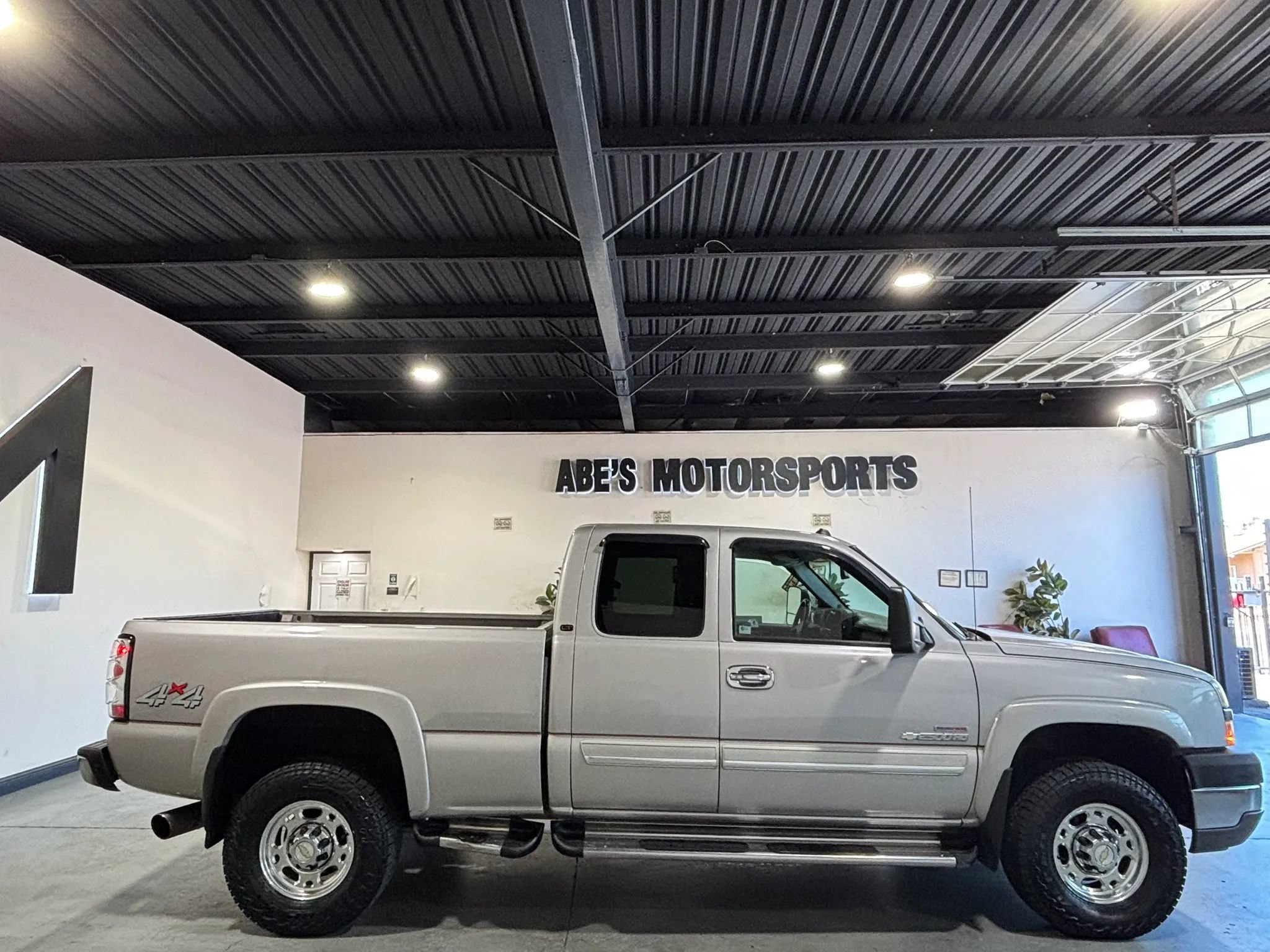 Used 2004 Chevrolet Silverado 2500 LT w/ Heavy-Duty Power Package AWD/4WD image 4