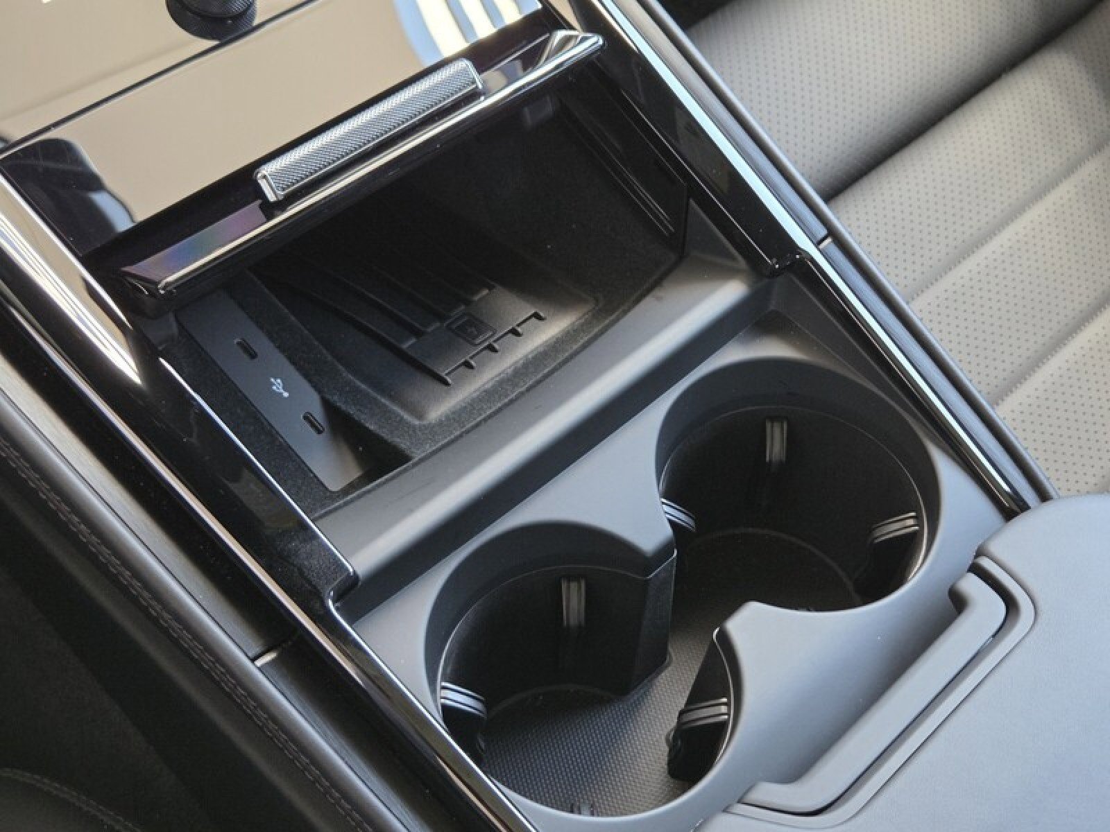Used 2025 Porsche Panamera image 32