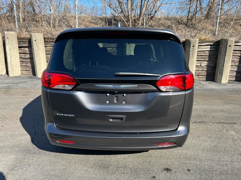 Used 2020 Chrysler Voyager L FWD image 31
