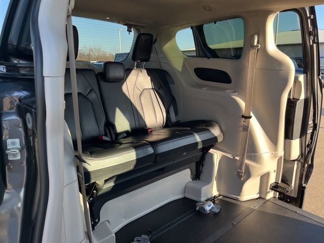 Used 2022 Chrysler Pacifica Touring-L image 21