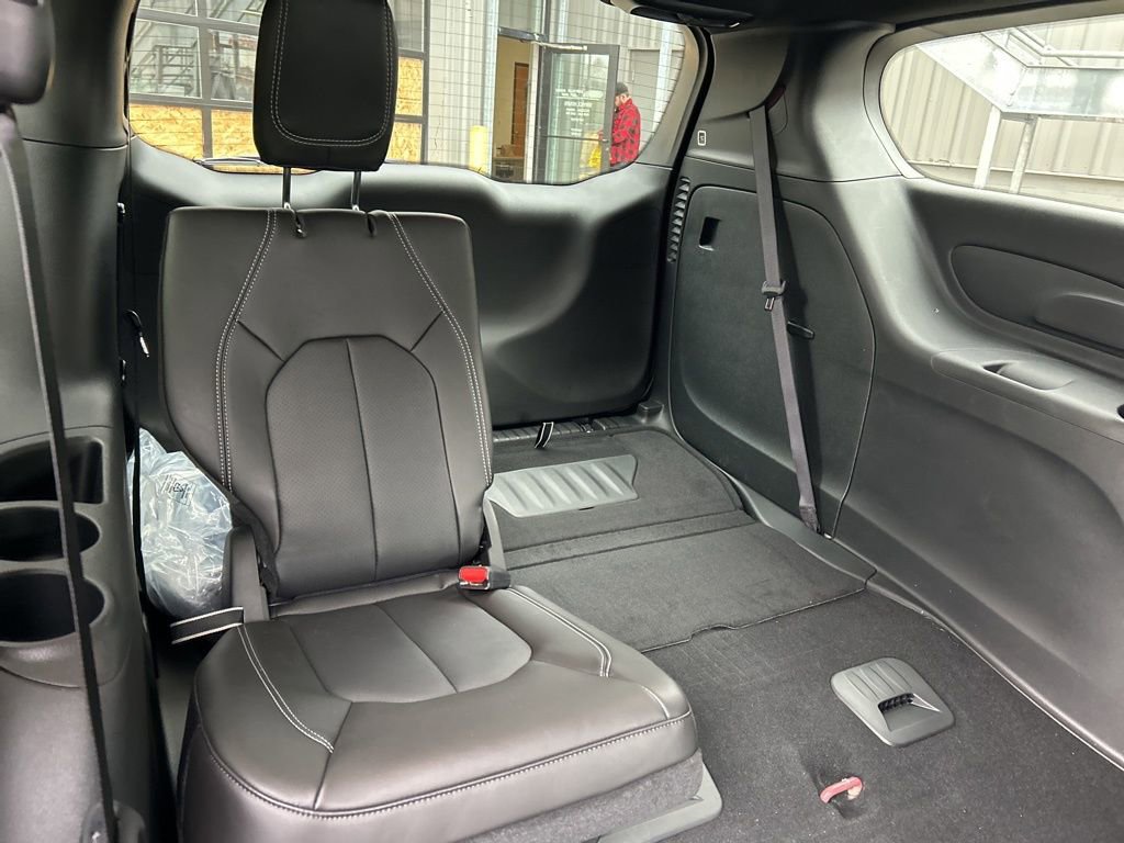 New 2026 Chrysler Pacifica Select image 37
