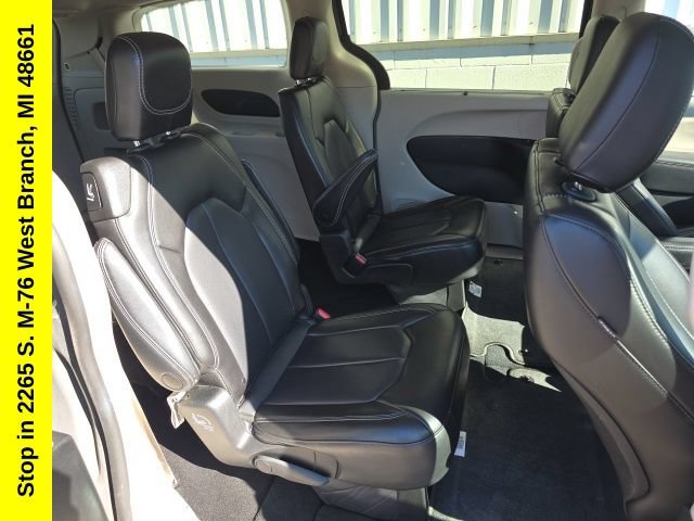 Used 2023 Chrysler Pacifica Touring-L FWD image 39