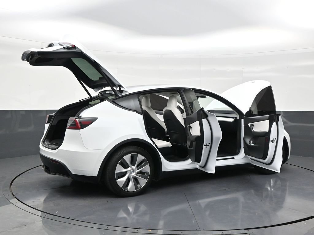 Used 2022 Tesla Model Y Long Range image 28