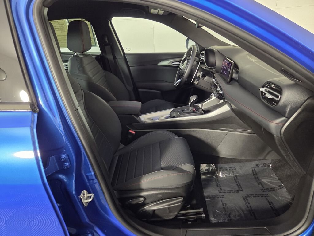 Certified 2025 Dodge Hornet R/T w/ Tech Pack image 32