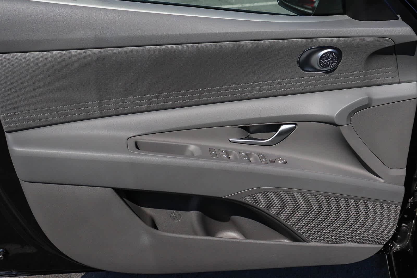 Used 2025 Hyundai Elantra SE w/ Cargo Package image 25