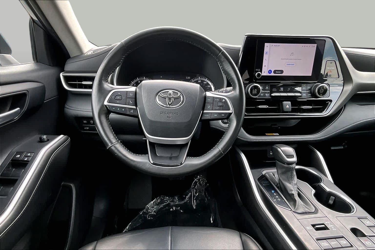 Used 2024 Toyota Highlander XLE AWD/4WD image 6
