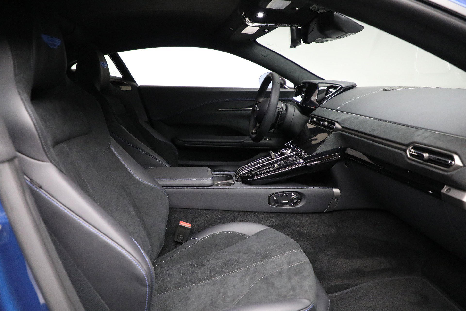 Used 2025 Aston Martin V8 Vantage Coupe image 18