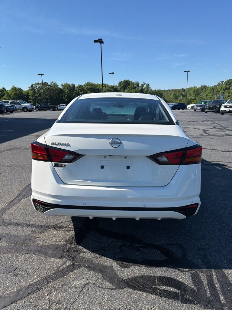 Used 2025 Nissan Altima 2.5 SV FWD image 6