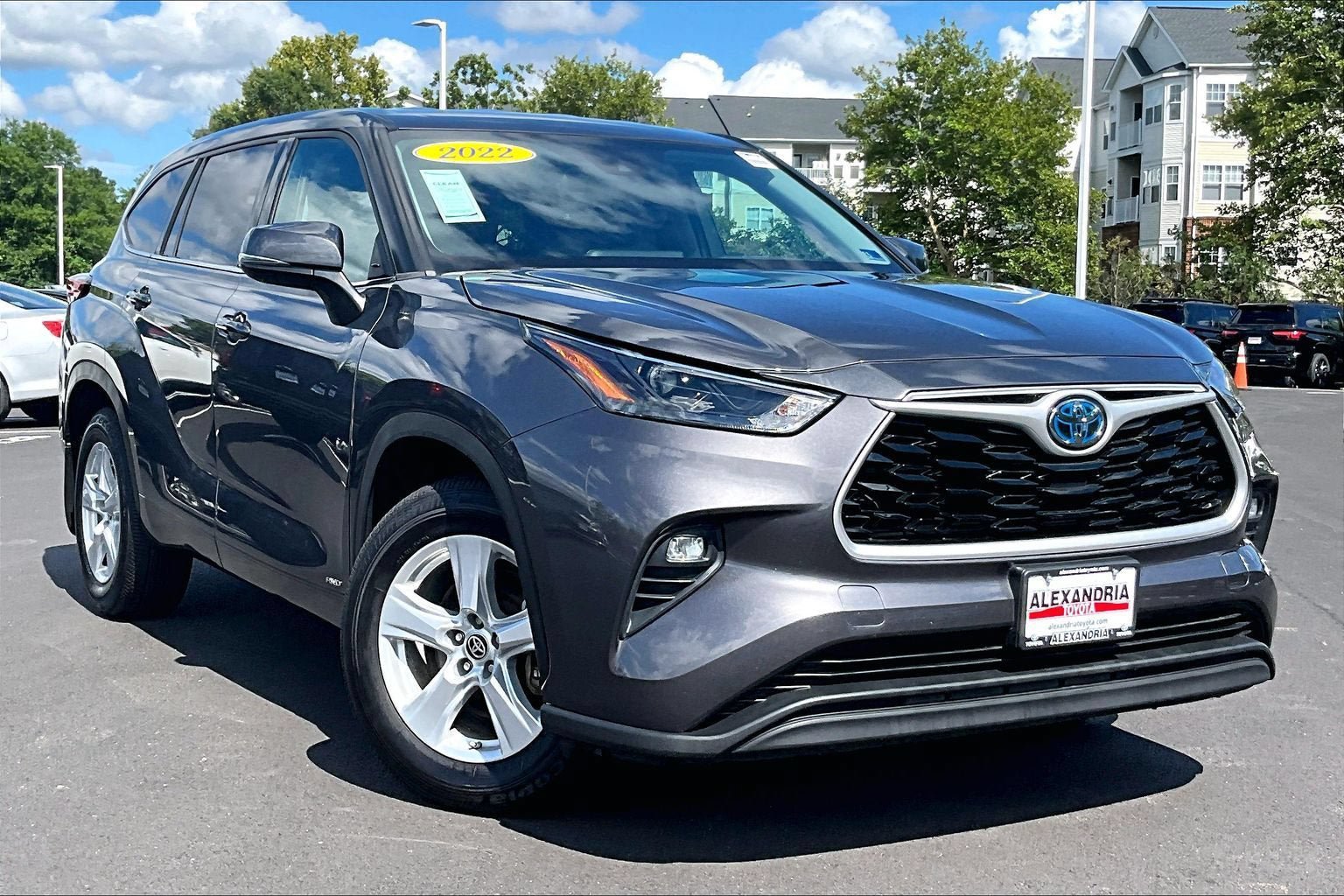 Used 2022 Toyota Highlander LE AWD/4WD image 2