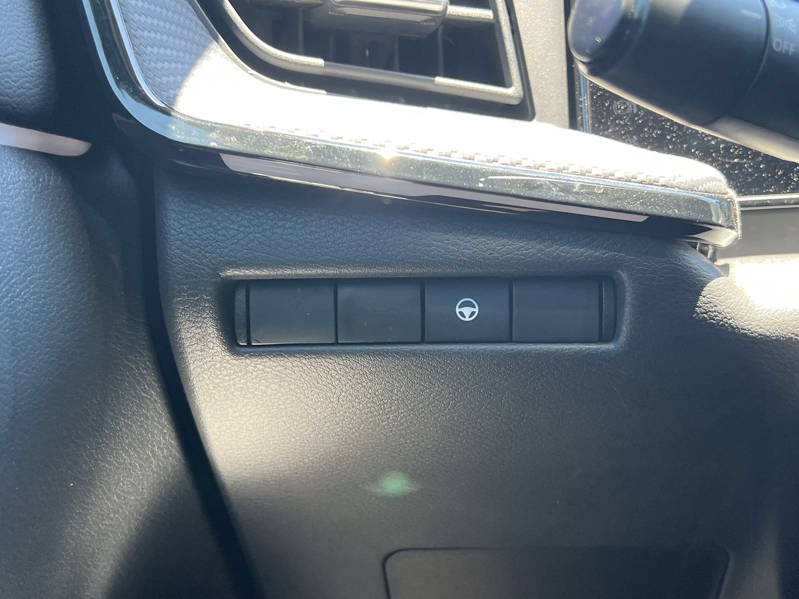 Certified 2025 Nissan Kicks SR AWD/4WD image 12