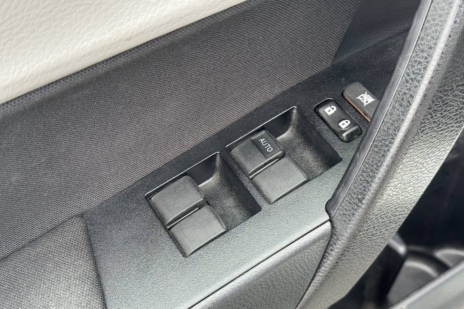 Used 2019 Toyota Corolla LE w/ Carpet Mat Package (TMS) FWD image 13
