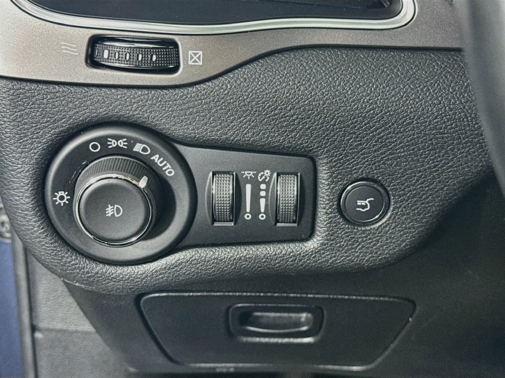Used 2019 Jeep Cherokee Latitude Plus w/ Comfort/Convenience Group AWD/4WD image 19