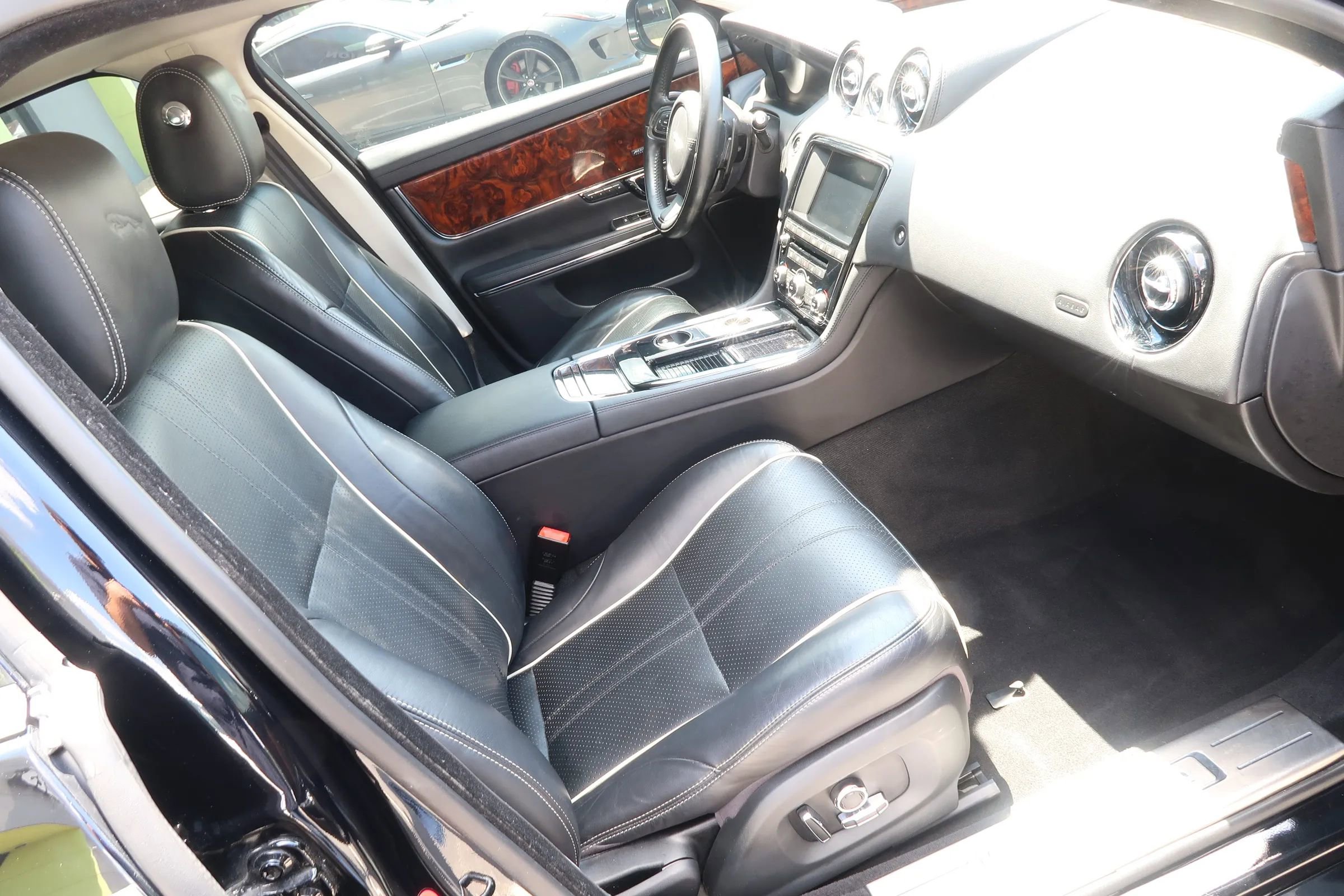 Used 2017 Jaguar XJ R-Sport RWD image 21