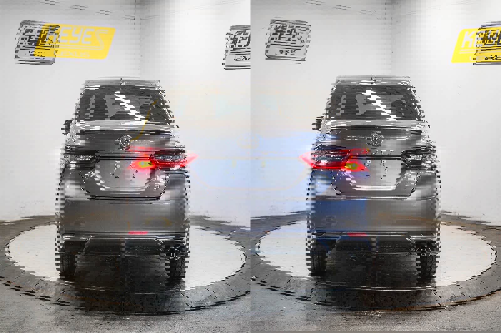 Used 2021 Toyota Camry SE image 3