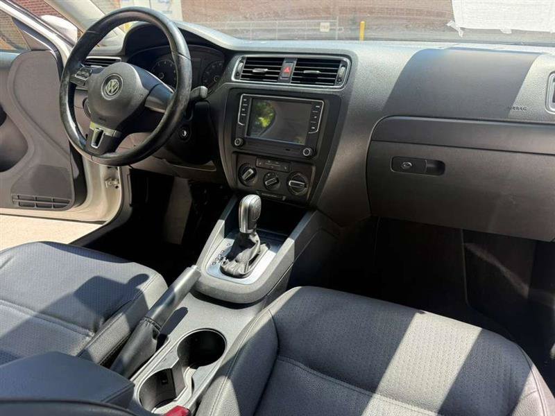 Used 2011 Volkswagen Jetta SE FWD image 8