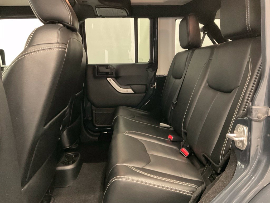 Used 2016 Jeep Wrangler Unlimited Sahara w/ Connectivity Group AWD/4WD image 32