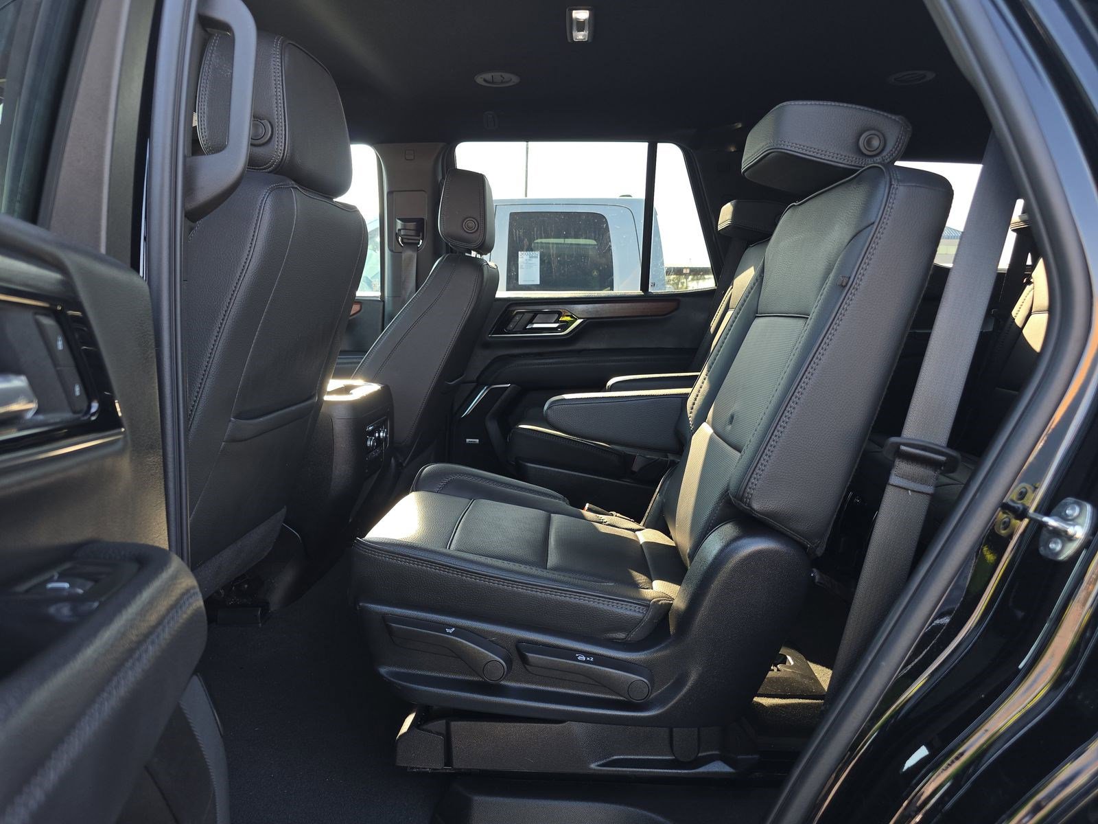 Used 2025 GMC Yukon Denali AWD/4WD image 14
