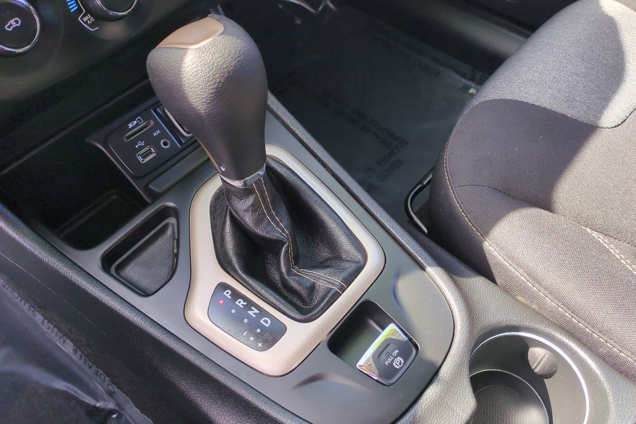 Used 2018 Jeep Cherokee Latitude w/ Altitude Package image 18