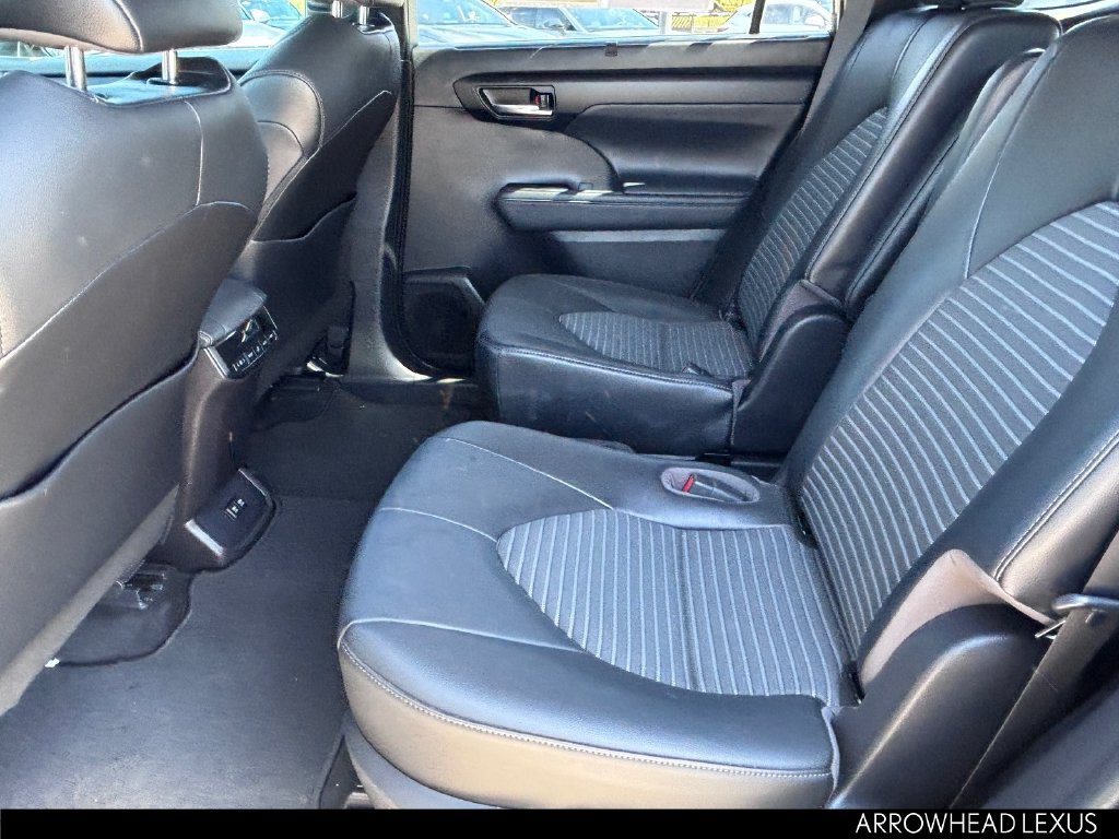 Used 2021 Toyota Highlander XSE FWD image 13