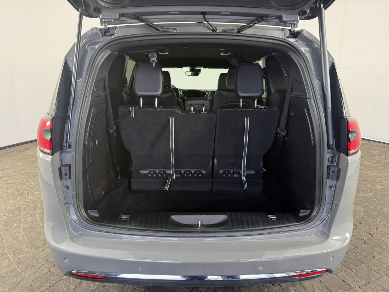 Used 2025 Chrysler Pacifica Select FWD image 7