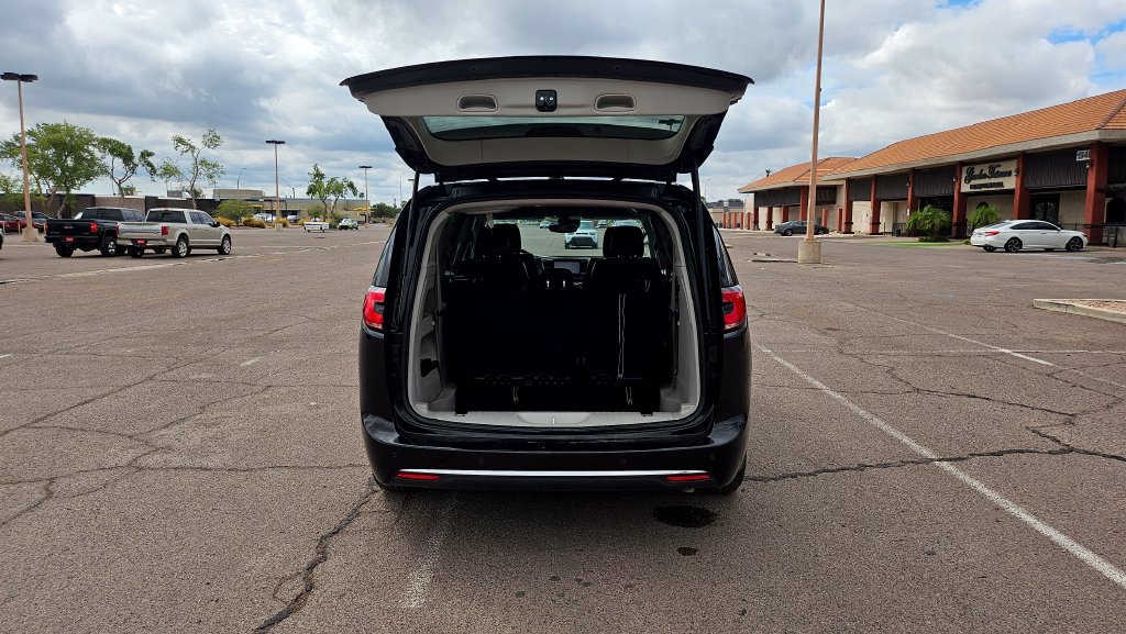Used 2022 Chrysler Pacifica Touring-L FWD image 13
