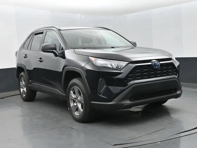 Used 2022 Toyota RAV4 LE AWD/4WD image 2