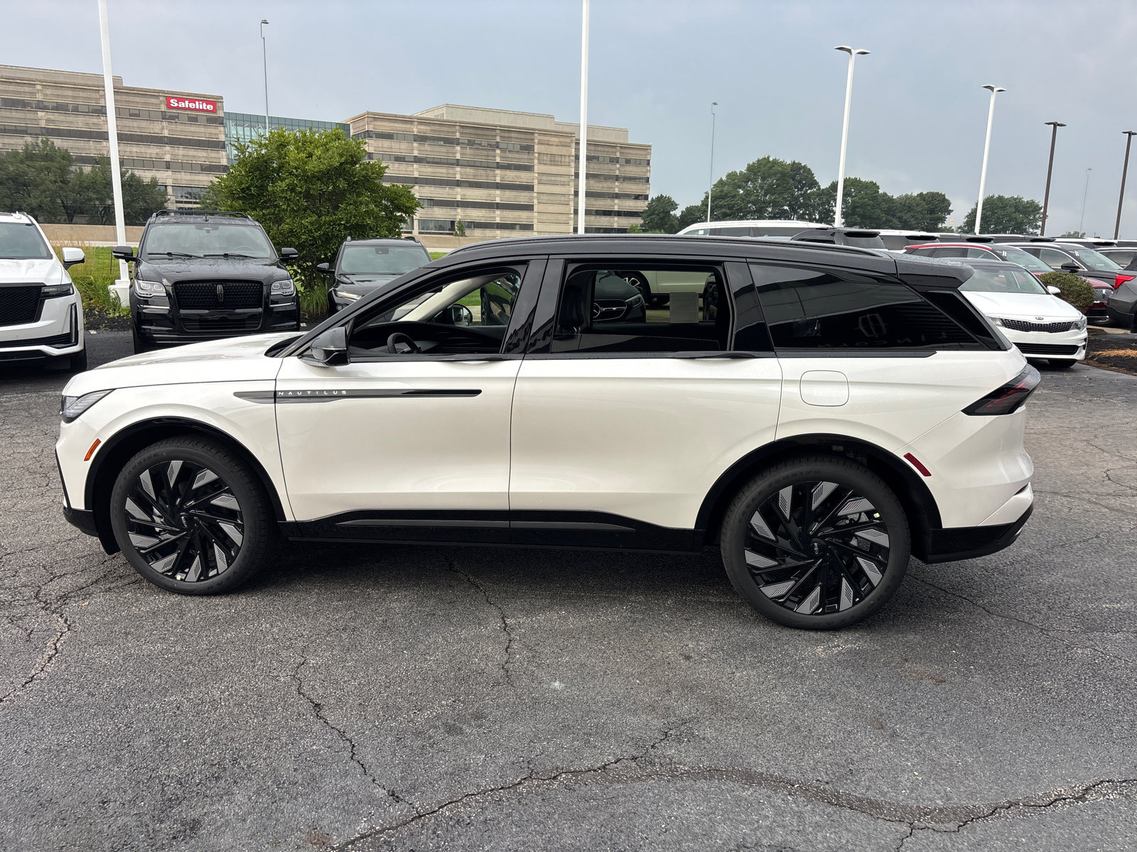 New 2026 Lincoln Nautilus Reserve w/ Jet Appearance Package AWD/4WD image 4