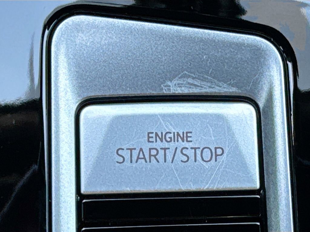 Used 2024 Volkswagen Atlas Cross Sport SE image 19