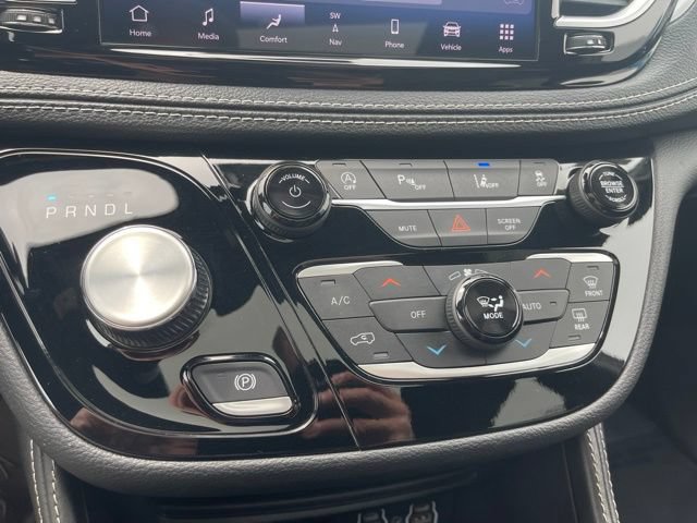 Used 2025 Chrysler Pacifica Limited FWD image 26