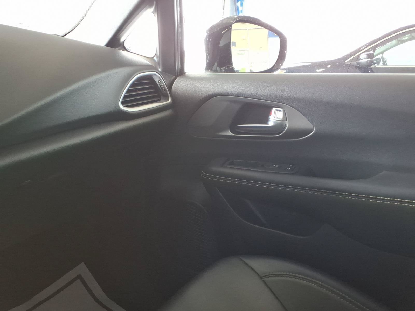 Used 2025 Chrysler Pacifica Select FWD image 24