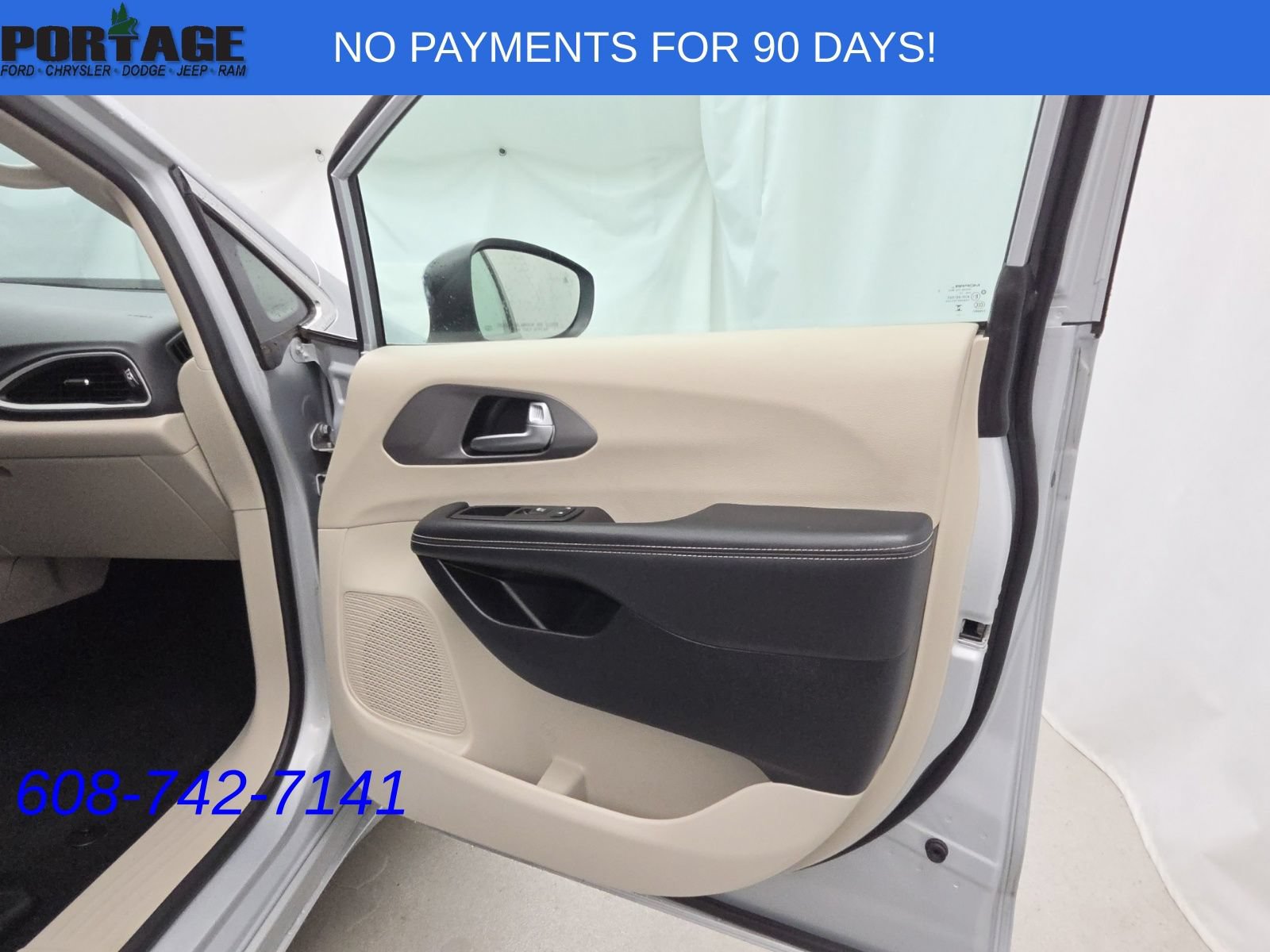 Used 2023 Chrysler Pacifica Touring-L FWD image 41
