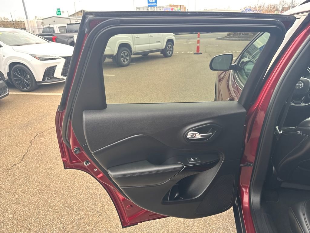 Used 2019 Jeep Cherokee Latitude Plus AWD/4WD image 34