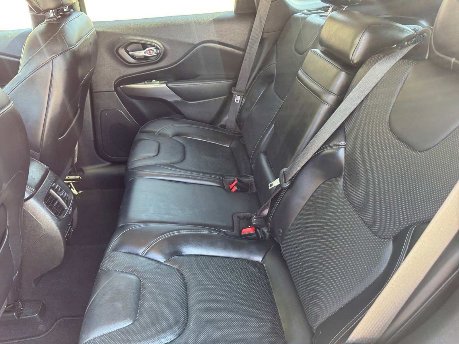 Used 2019 Jeep Cherokee Limited image 13