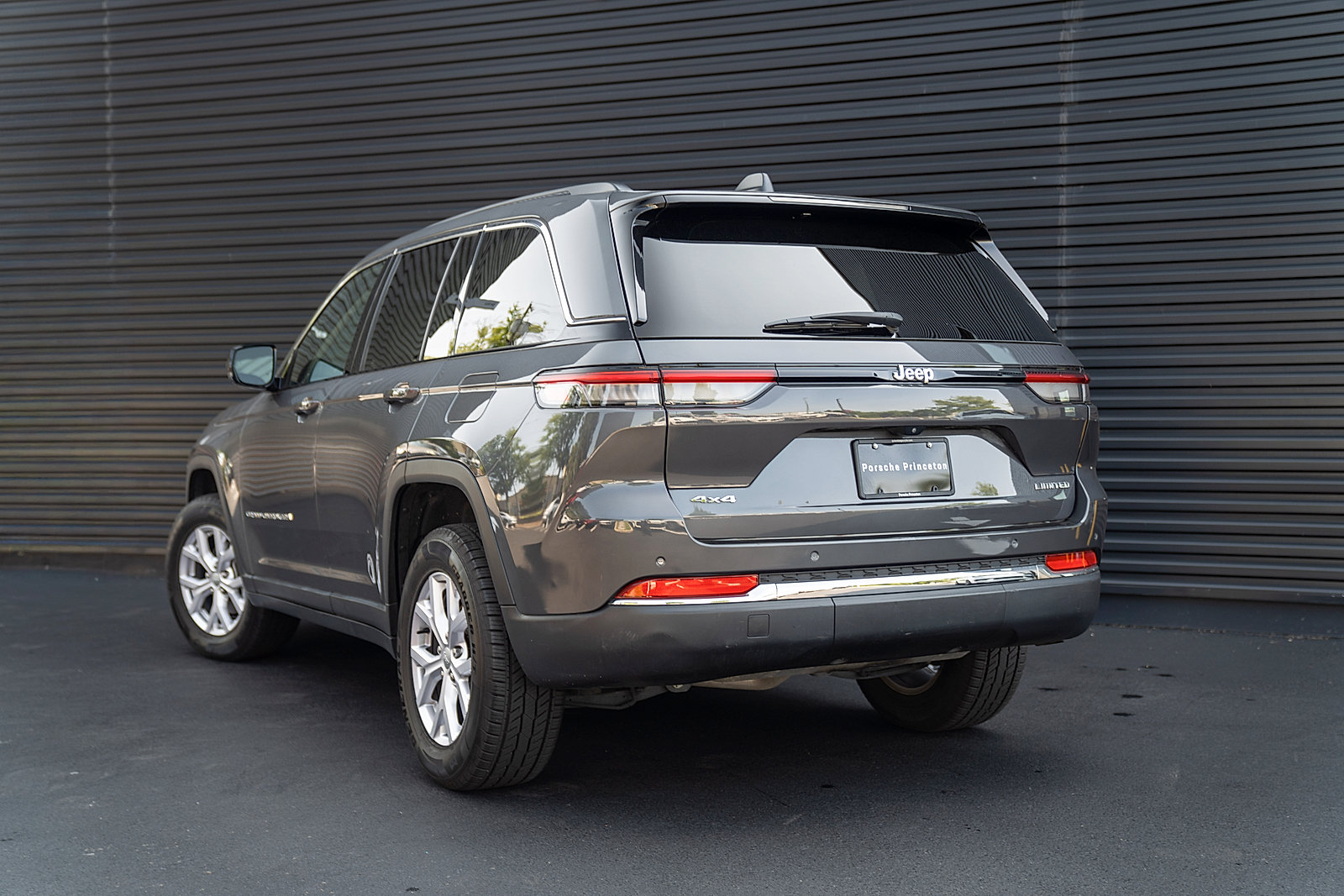 Used 2022 Jeep Grand Cherokee Limited AWD/4WD image 3