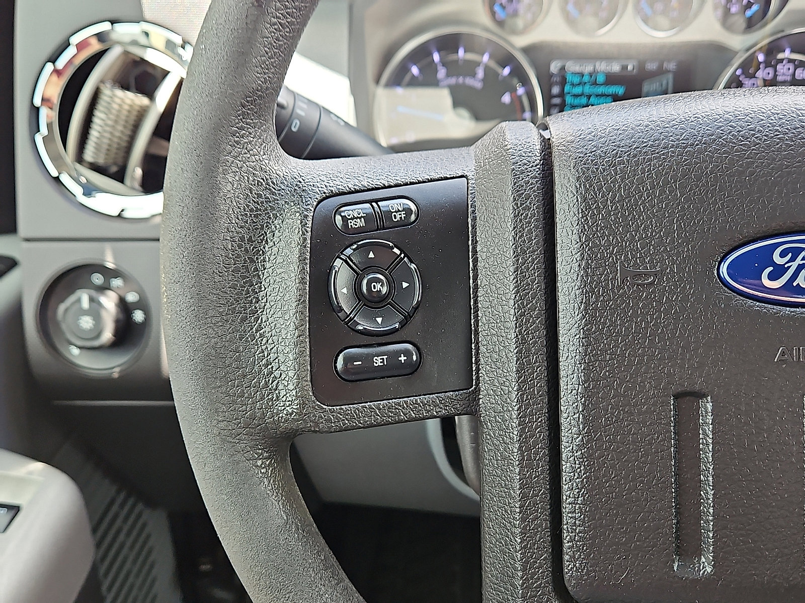 Used 2015 Ford F250 XLT w/ XLT Premium Package AWD/4WD image 18