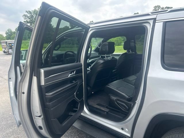 Used 2025 Jeep Wagoneer L Series II w/ 8-pass Seating Package AWD/4WD image 36
