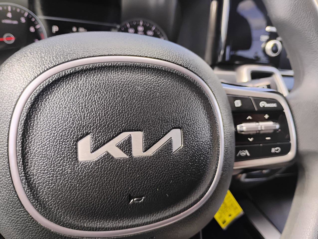 Used 2023 Kia Sorento LX FWD image 48