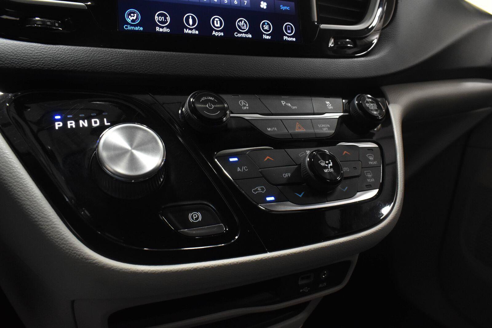 Used 2018 Chrysler Pacifica Touring-L FWD image 17